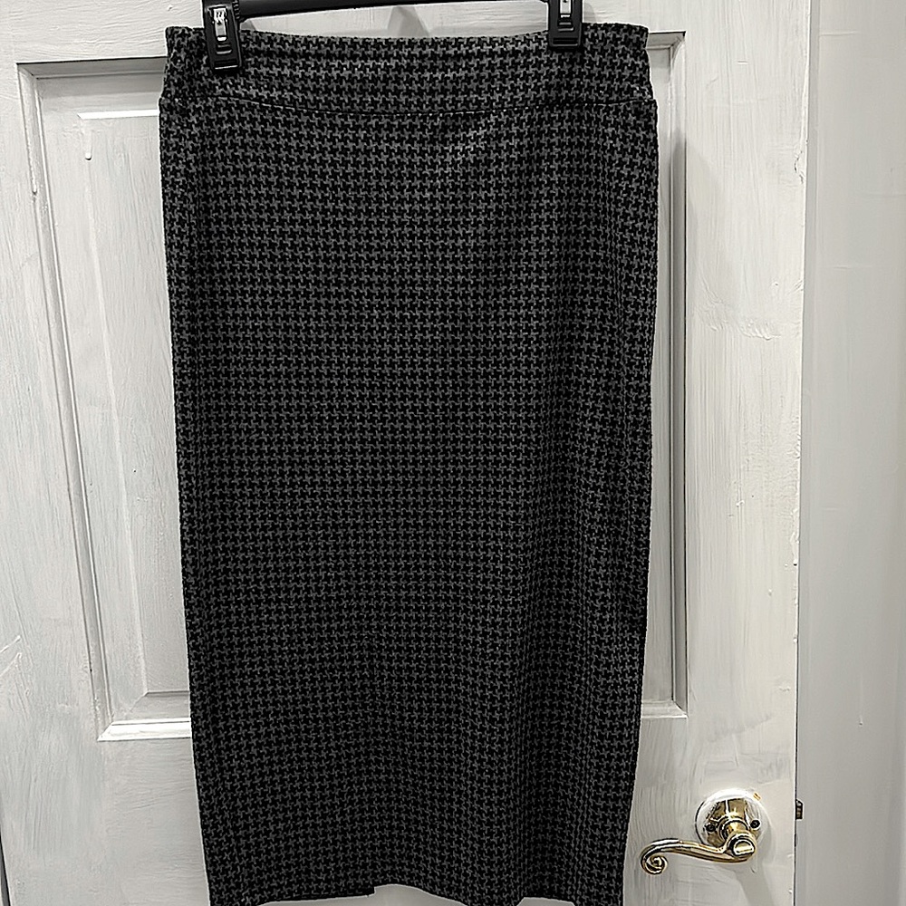 Houndstooth pattern stretch pencil skirt! Pull on,no zipper. Sooooo comfortable!